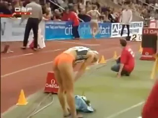 Chesty japán csaj élvezi két merev kakas puncimasszázs