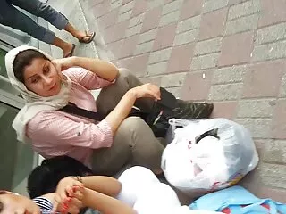 Fiatal belle olvad az örömtől, amikor ingerli a babáját tiniszesz