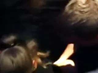 Busty MILF babe Fucked belül a zálogház irodában, miközben ő eladja a kollekcióját dugás a strandon