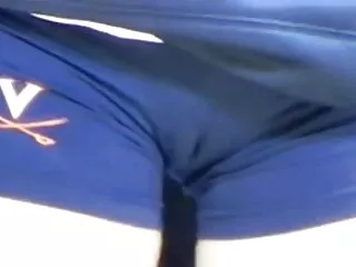 Ragadós csaladsex cumshot lefedi a szőke hasát bilincsben